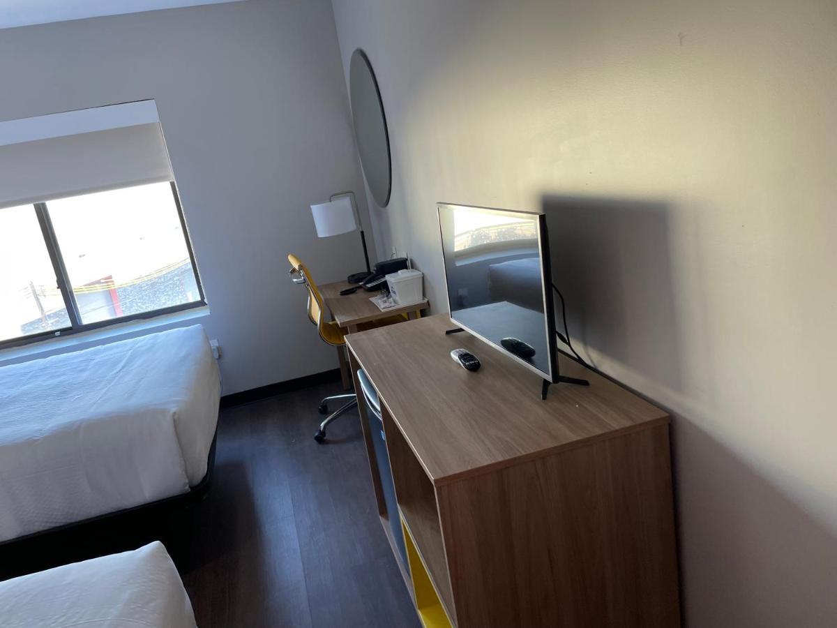 Days Inn & Suites By Wyndham Jamaica Jfk Airport นิวยอร์ก ภายนอก รูปภาพ