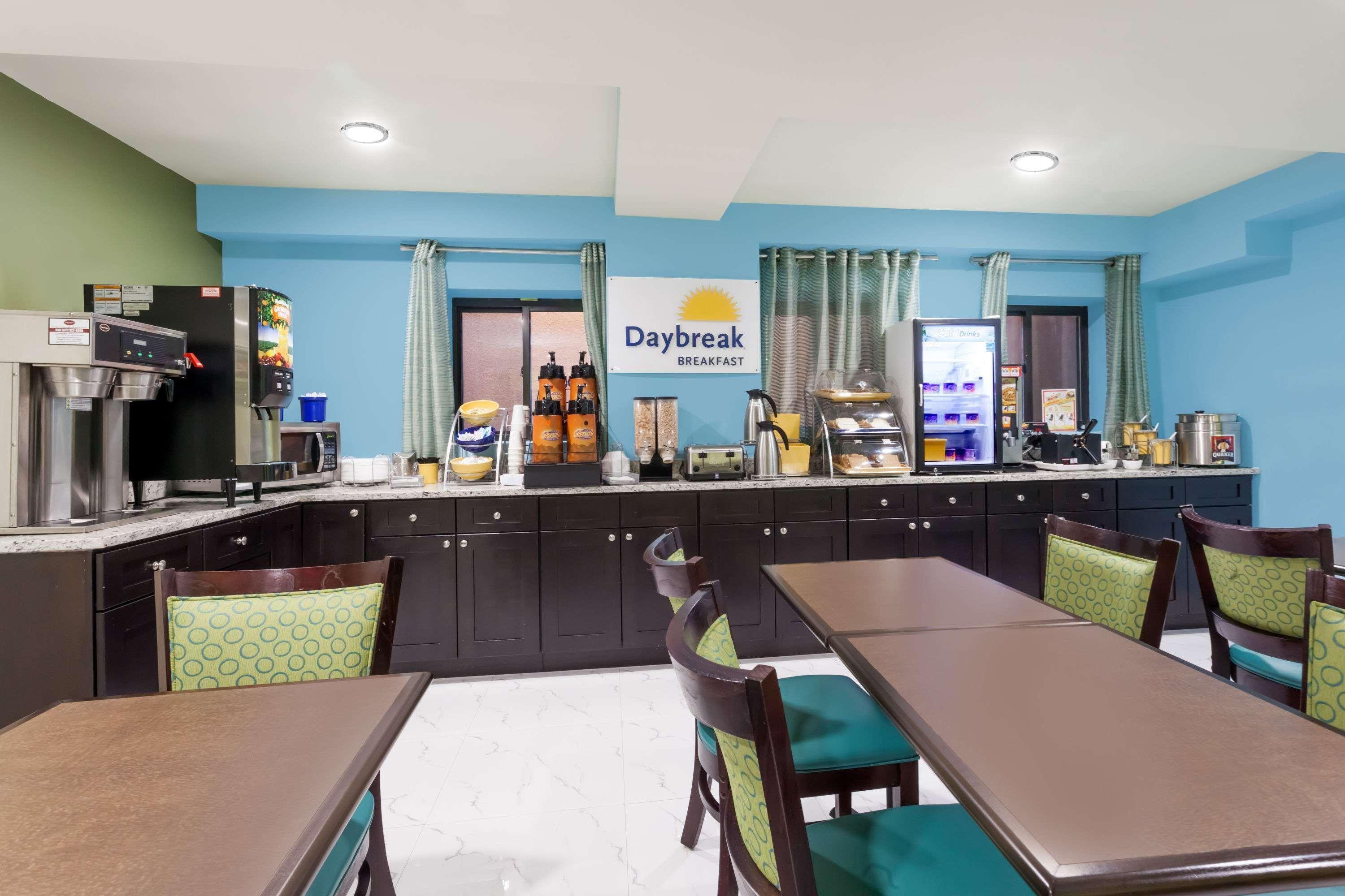 Days Inn & Suites By Wyndham Jamaica Jfk Airport นิวยอร์ก ภายนอก รูปภาพ