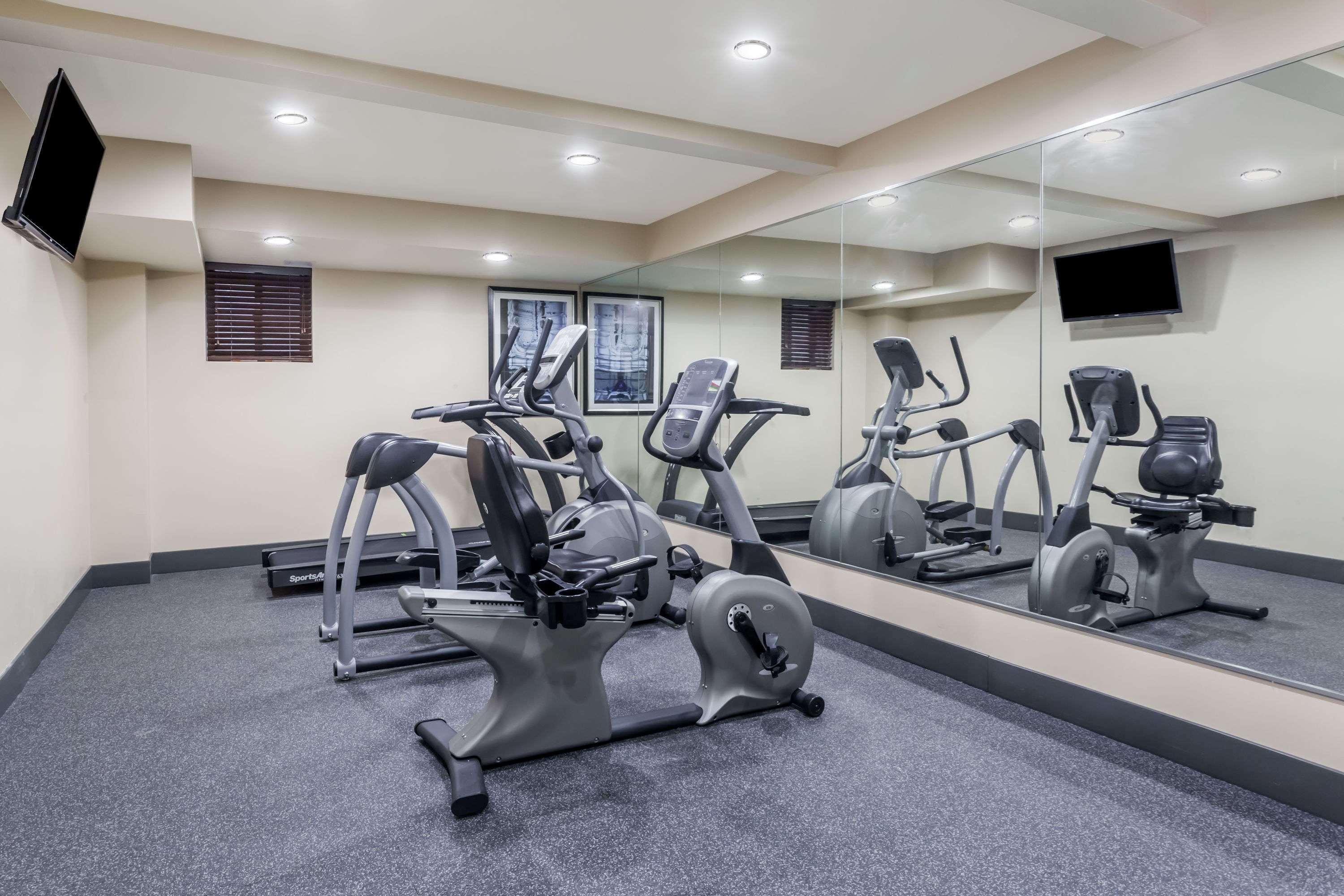 Days Inn & Suites By Wyndham Jamaica Jfk Airport นิวยอร์ก ภายนอก รูปภาพ