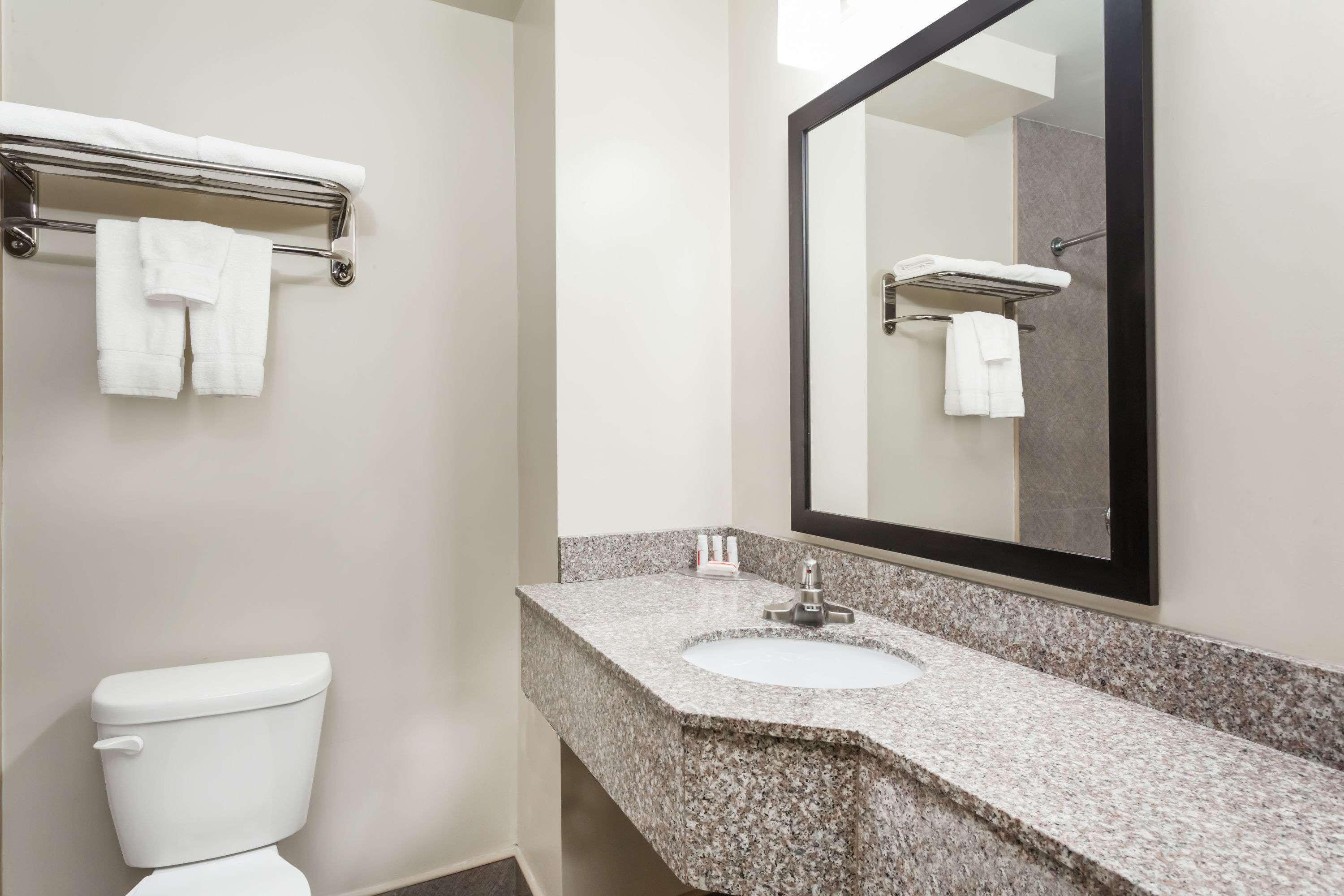 Days Inn & Suites By Wyndham Jamaica Jfk Airport นิวยอร์ก ภายนอก รูปภาพ