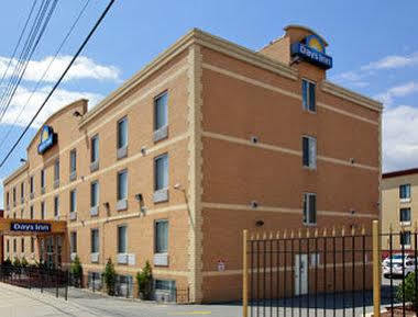Days Inn & Suites By Wyndham Jamaica Jfk Airport นิวยอร์ก ภายนอก รูปภาพ
